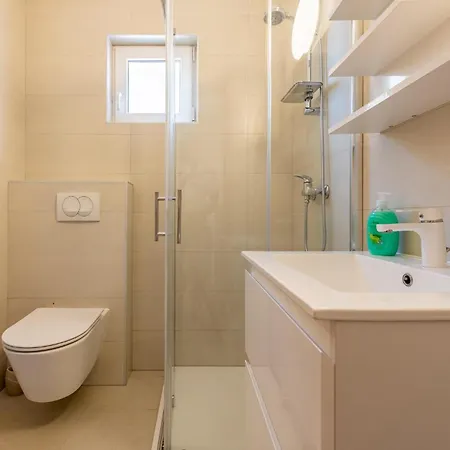 Apartment 2 Bedroom Gorgeous In Vir *