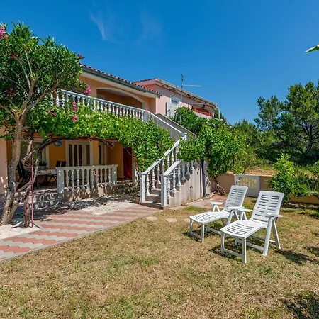 2 Bedroom Gorgeous In Vir Apartment Nin