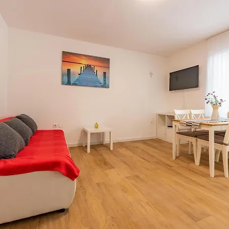 Apartment 2 Bedroom Gorgeous In Vir